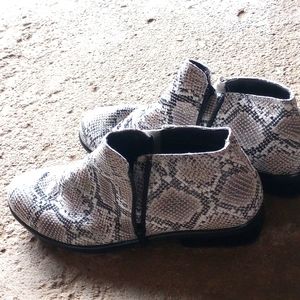 Cobra print women's size 9 booties  new
